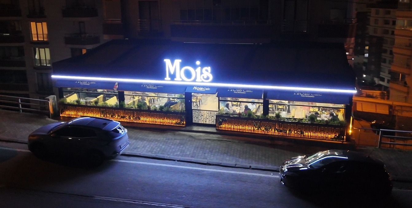 Mois Pasta ve Cafe gece görünümü